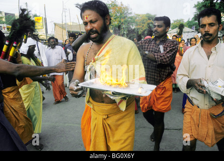 Eine indische Pilger/devotee hat in Palani, Indien angekommen an den jährlichen Thaipusam Fest zu nehmen. Thaipusam gehört zu den großartigsten und beeindruckendsten Hindu Fest zu Lord Subramaniam (auch bekannt als Lord Muruga), Sohn von Shiva ehren. Tausende von Hindus wie diese kommen Buße und Vergebung für die Sünden der Vergangenheit und zeigen, Dankbarkeit für die Segnungen im Laufe des Jahres zu suchen Stockfoto