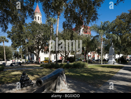 Die historischen Plaza De La Constitución mit der Kathedrale hinter St. Augustine, Florida, USA Stockfoto