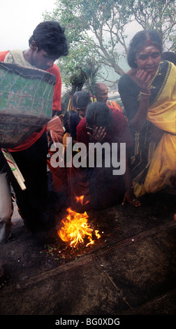 Pigrims berühren die Treppenstufen zum Palani Murugan Tempel, Palani Tamil Nadu während des jährlichen hinduistische Thaipusam Festival Feuer Stockfoto