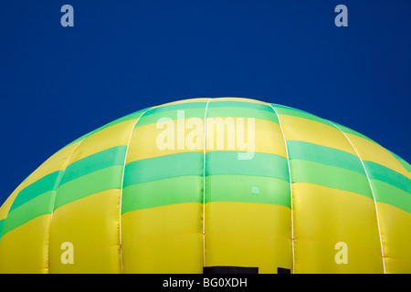 Teil des Heißluftballon gegen blauen Himmel Stockfoto