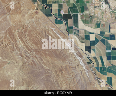 Luftaufnahme über California Aqueduct in Dos Amigos Pumping Station Merced county in Kalifornien Stockfoto