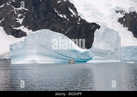 Segeln Yacht und Eisberg, Errera Kanal, antarktische Halbinsel, Antarktis, Polarregionen Stockfoto