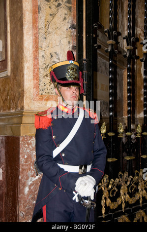 Wache am Mausoleum von General José de San Martin, Metroplitan Kathedrale, Plaza de Mayo, Buenos Aires, Argentinien Stockfoto