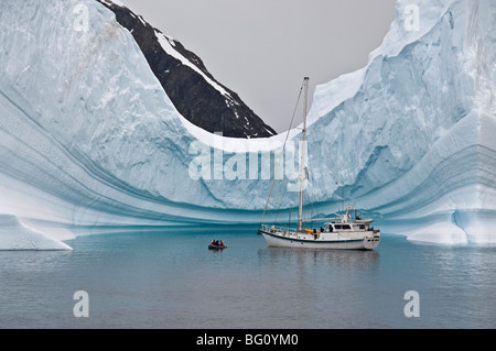 Segeln Yacht und Eisberg, Errera Kanal, antarktische Halbinsel, Antarktis, Polarregionen Stockfoto