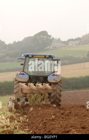 ein Feld mit einem Ford Traktor Pflügen Stockfoto