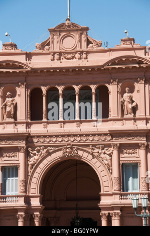 Casa Rosada (Präsidentenpalast) wo Juan Peron auf dieser zentralen Balkon, Plaza de Mayo, Buenos Aires, Argentinien erschien Stockfoto