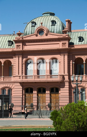 Casa Rosada (Presidential Palace) Eva Perón (Evita) verwendet, um auf diesem erscheinen Balkon, Plaza de Mayo, Buenos Aires, Argentinien Stockfoto