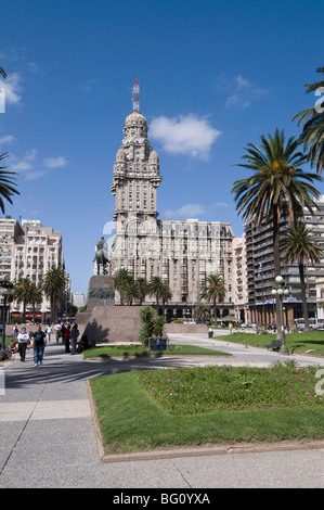 Palacio Salvo, auf der Ostseite der Plaza Independencia (Unabhängigkeitsplatz), Montevideo, Uruguay, Südamerika Stockfoto