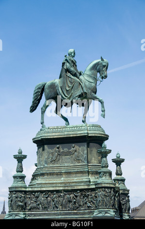 Semperoper mit Statue von König Johann in den Theaterplatz, Dresden, Sachsen, Deutschland, Europa Stockfoto