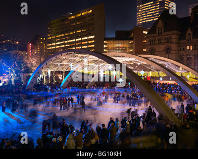 Toronto City Hall Nathan Phillips Square Eisbahn in der Nacht während der Weihnachtszeit Stockfoto