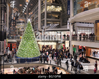 Swarovski Weihnachtsbaum in Toronto Eaton Centre Shopping Mall während der Weihnachtszeit. Toronto, Ontario, Kanada. Stockfoto