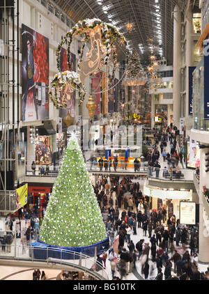 Swarovski Weihnachtsbaum am Toronto Eaton Centre während der Weihnachtszeit. Toronto, Ontario, Kanada. Stockfoto