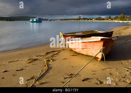 Zwei Boote am Ufer des Murchison River mit einem Kalbarri Vergnügen Boot in der Ferne. Kalbarri, Western Australia, Australia Stockfoto