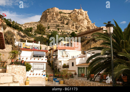 Casco Antiguo, Viertel Santa Cruz und Santa Barbara Burg im Hintergrund, Provinz Alicante, Valencia, Spanien, Europa Stockfoto