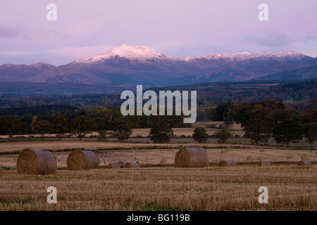 Blick auf Ben Vorlich im Morgengrauen von David Stirling Denkmal, in der Nähe von Doune, Stirlingshire, Schottland, Vereinigtes Königreich, Europa Stockfoto