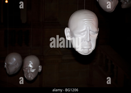 Hängende Köpfe Ausstellung, Kelvingrove Kunstgalerie und Museum, Glasgow, Schottland Stockfoto