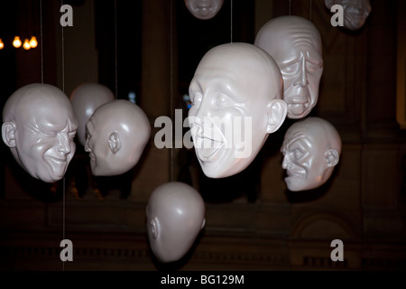 Hängende Köpfe Ausstellung, Kelvingrove Kunstgalerie und Museum, Glasgow, Schottland Stockfoto