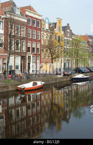 Häuser am Kanal, Leiden, Niederlande, Europa Stockfoto