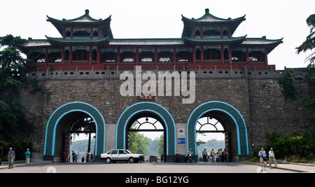 Ein schönes Tor, Teil der 35 km Stadtmauer in Nanjing / China. Stockfoto