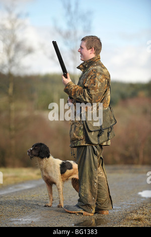 junger Mann und seine Spaniel auf die grobe Jagd Stockfoto