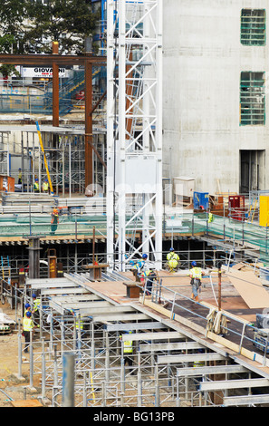 Turmdrehkran auf Website der Einkaufs- und Büro Komplex, der eine neue Änderung im Aufbau. St Pauls, City of London, UK Stockfoto