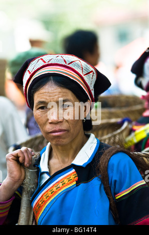 Eine bunte Hani Frau in Laomeng Markt. Stockfoto