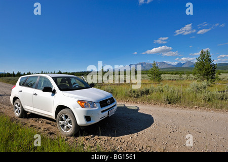 Auto auf einem Schotterweg im westlichen Teil des Glacier National park Stockfoto