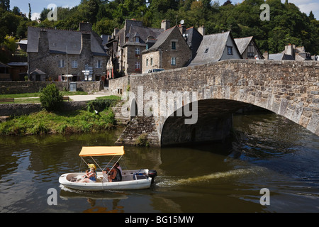 Touristen in ein elektrisches Boot auf dem Fluss Rance, Dinan, Côte d ' Armor, Bretagne, Frankreich Stockfoto