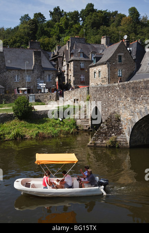 Touristen in ein elektrisches Boot auf dem Fluss Rance, Dinan, Côte d ' Armor, Bretagne, Frankreich Stockfoto