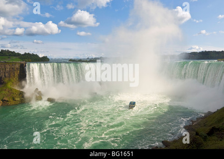 Mädchen der Nebel Tour Ausflug Boot unter den Horseshoe Falls Wasserfall in Niagara Falls, Ontario, Kanada, Nordamerika Stockfoto