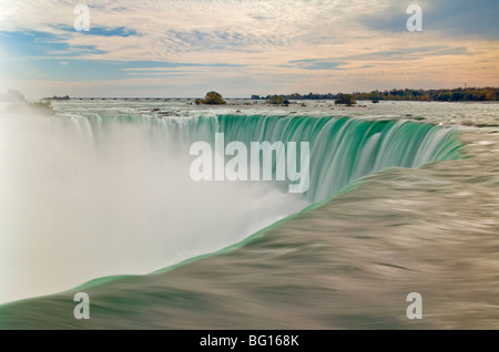 Verschwommen Zeitlupe Wasser an der Spitze der den Horseshoe Falls Wasserfall am Fluss Niagara, Niagara Falls, Ontario, Kanada Stockfoto