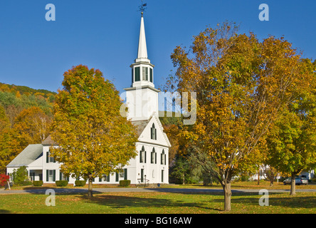 Herbstfärbung um traditionelle weiße Holz Filmklappe Kirche, Townshend, Vermont, New England, Vereinigte Staaten von Amerika