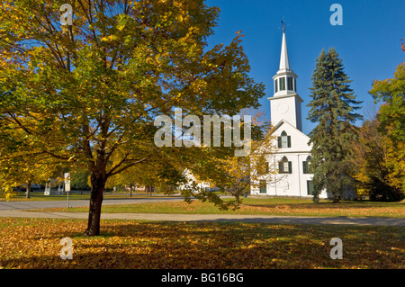 Herbstfärbung um traditionelle weiße Holz Filmklappe Kirche, Townshend, Vermont, New England, Vereinigte Staaten von Amerika