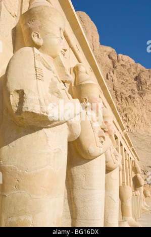 Osirid Statuen Hatschepsut auf Säulen des Portikus-Eingang zum 3. Terrasse OfTemple der Hatschepsut, Deir el Bahari, Theben, Ägypten Stockfoto