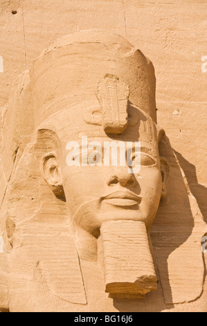 Nahaufnahme des Kopfes des Pharao Ramses II außerhalb der Tempel Ramses II in Abu Simbel, Ägypten, Nordafrika Stockfoto