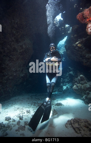 Taucher im Unterwasser-Höhle Stockfoto