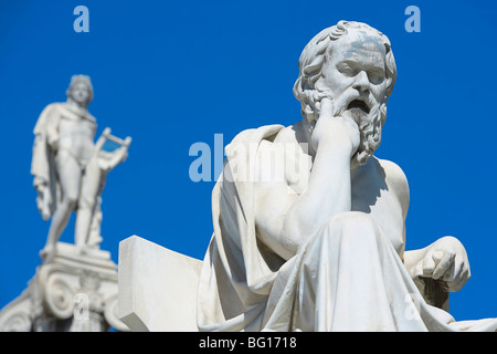 Statuen von Sokrates und Apollo außerhalb der Akademie von Athen, Athen, Griechenland, Europa Stockfoto