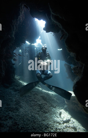 Taucher im Unterwasser-Höhle Stockfoto