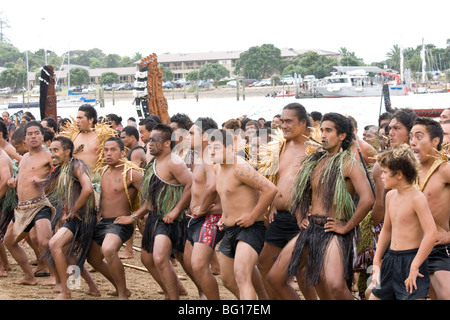 Maori Männer tanzen einen Haka auf den Strand von Waitangi auf Waitangi day Stockfoto