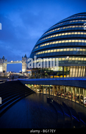 Die Schaufel, die London Assembly Building (Rathaus) und Tower Bridge, London UK. Nachtaufnahme. Stockfoto