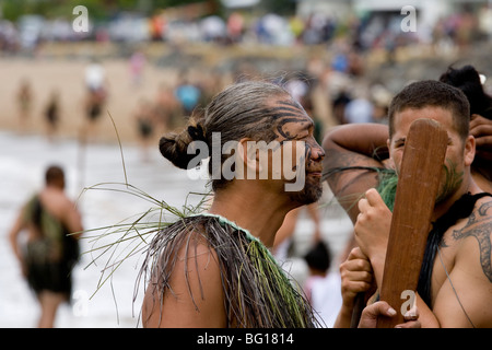 Maori männlich während Haka auf Waitangi Day mit bemalten tribal Tattoo auf Gesicht Stockfoto