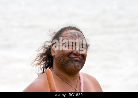 Maori männlich mit bemalten Stammes-Tätowierungen auf Gesicht Stockfoto