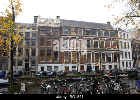 Fahrräder geparkt neben der Herengracht in Amsterdam Stockfoto