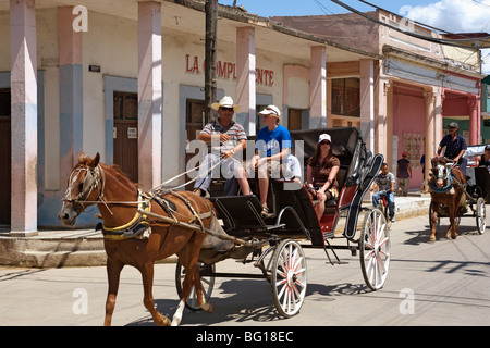 Touristen genießen einen Pferdeschlitten Buggy fahren durch Moron, Ciego de Cvila, Kuba, Karibik, Mittelamerika Stockfoto