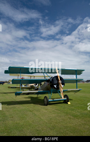 Deutsche Fokker DR1 Dreidecker Flugzeug Replik in Shoreham Flughafen, Sussex, England Stockfoto