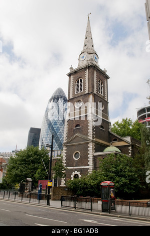 Der Londoner Skyline zeigt die Gurke und die St.Botolph Kirche, Aldgate. Stockfoto