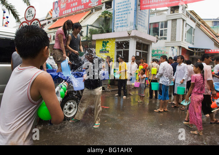 Wasser planschen Festival in Jinghong Stadt Xishuangbanna, Yunnan Provinz, China, Asien Stockfoto