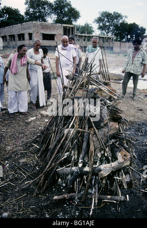 Familienmitglieder bereiten Sie sich für eine Feuerbestattung, Mathura im Bundesstaat Uttar Pradesh, Indien. Ein wichtiger Teil der hinduistischen Religion ist, die Leichen verbrennen. Stockfoto