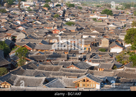 Drängten sich Dächer in Lijiang Altstadt, UNESCO-Weltkulturerbe, Provinz Yunnan, China, Asien Stockfoto