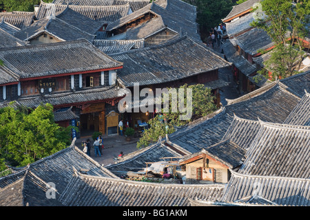 Drängten sich Dächer in Lijiang Altstadt, UNESCO-Weltkulturerbe, Provinz Yunnan, China, Asien Stockfoto